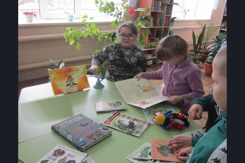 Знакомятся с книжной выставкой
