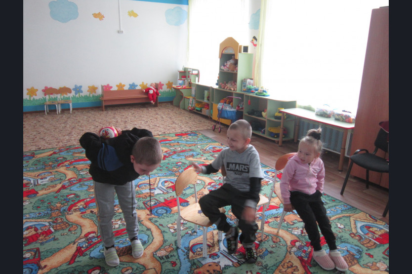 Изображают сказочного героя.