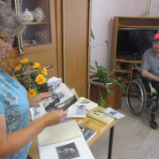 знакомятся с книжной выставкой
