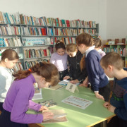 Знакомятся с книгами.