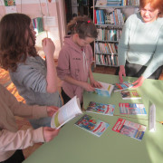 Знакомятся с книгами