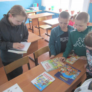 Знакомятся с книжной выставкой